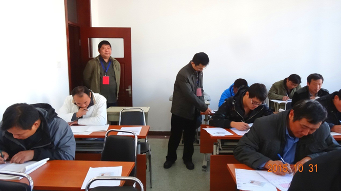 参加培训         考试现场   10月31日，2015年度江苏省建筑施工企业主要负责人、项目负责人和专职安全生产管理人员安全生产知识考试（北京考点）在北京工会干部学院举行，我省在京施工企业“三类人员”共计405人（B类123人、C类282人）参加此次考试。考试人员全部刷身份证入场，全体巡考、监考人员认真负责，严肃考风考纪，所有考场秩序井然，顺利完成整场考试。   在统一考试前，我处邀请我省安全协会安全专家为我省进京施工企业“三类人员”进行培训辅导。在京企业安全管理人员积极参加培训，报名考试人员参培率高达90%以上。通过举办培训，切实提高企业“三类人员”的安全知识和技能水平，使得企业安全管理人员对安全管理相关法律、法规和企业安全管理工作的重要性有了新的认识和理解。      近年来，省注册考试中心多次在省外设置考点，送考到基层便民利民，深受我省进京施工企业的好评与赞赏。